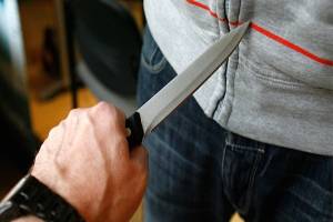 В Дятьково пьяный отец ударил ножом в живот своего 15-летнего сына