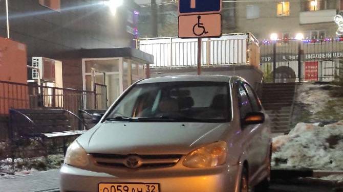 В Брянске на улице Фокина водители заняли парковку для инвалидов  