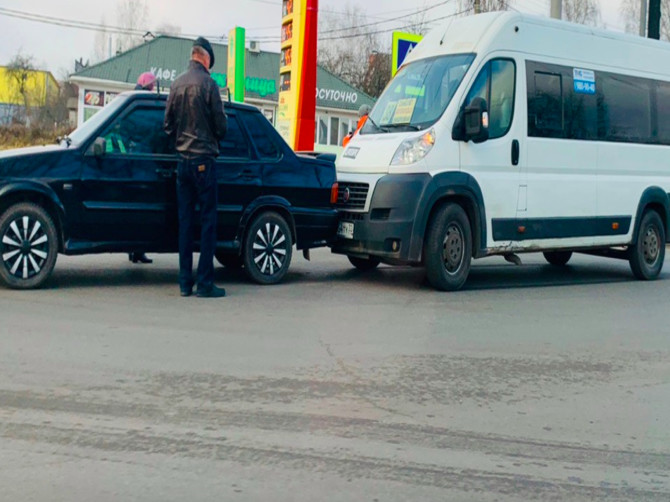 В Брянске возле «Аэропарка» маршрутка №38 попала в ДТП