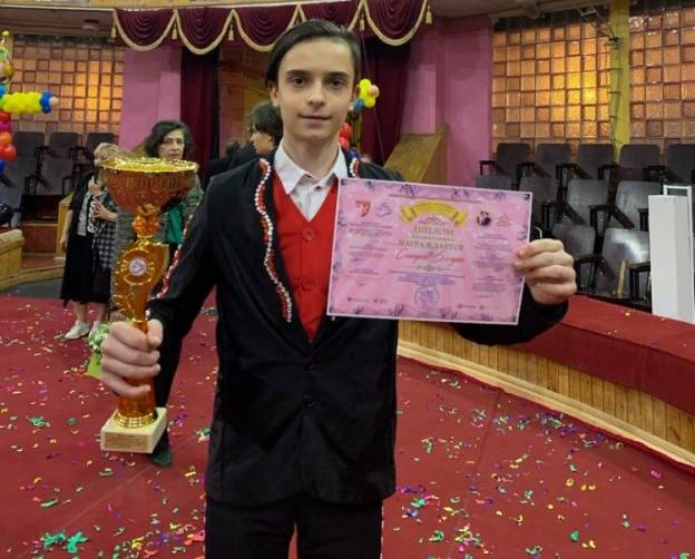 Юный брянский жонглер победил на фестивале в честь 100-летия Юрия Никулина