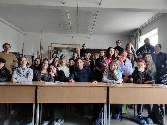 Брянские художники провели мастер-классы для студентов луганской академии