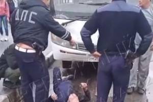 В Брянске сотрудники ГИБДД достали из-под автобуса сбитого мужчину