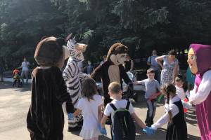 Брянским детям-сиротам устроили на Кургане праздник в честь 1 сентября