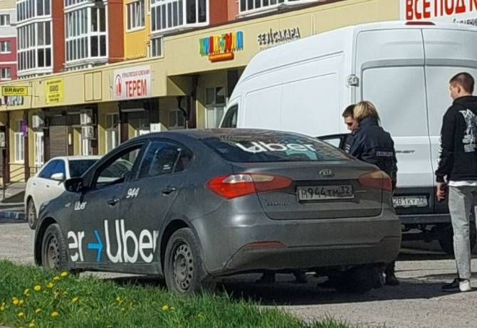 В Брянске на улице Костычева в автомобиле такси скончался водитель