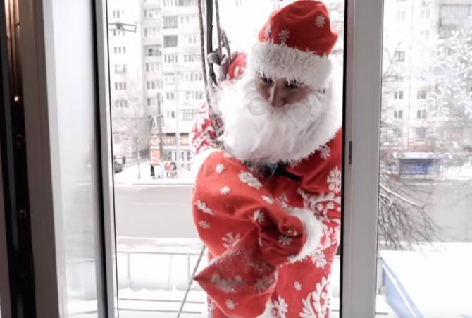 Cкалолаз в роли Деда Мороза в Брянске исполнил мечту мальчика