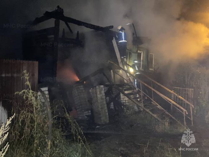 В Брянске на улице Нижне-Заречной сгорел жилой дом