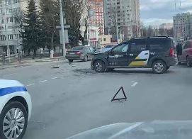 В Брянске под окнами РАНХиГС в аварию попал Largus такси «Яндекс»