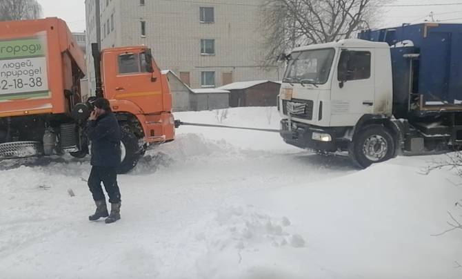 В Брянской области 80 мусоровозов не забрали отходы из-за снежных завалов