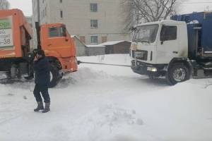 В Брянской области 80 мусоровозов не забрали отходы из-за снежных завалов