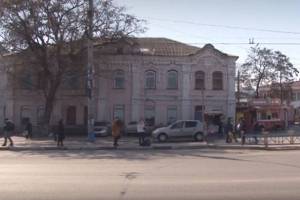 В Брянске кирпич с здания канатной фабрики едва не зашиб женщину