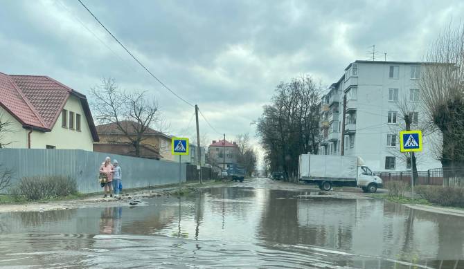 В Брянске возле школы №17 появилось огромное озеро