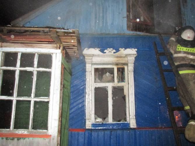 В Брянском районе сгорел жилой дом: есть пострадавший