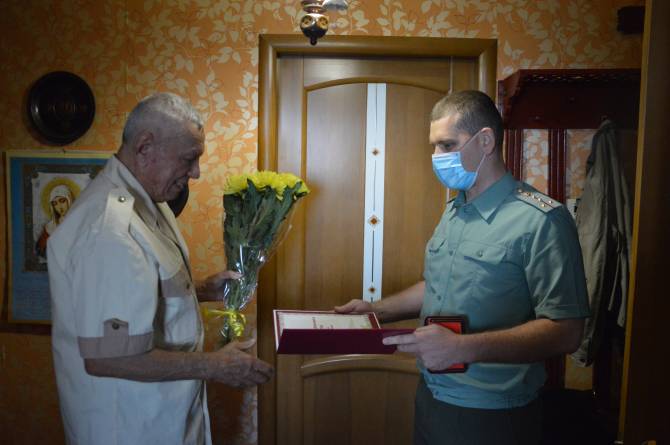 В Брянске росгвардейцы поздравили с юбилеем ветерана внутренних войск 