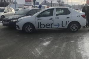 В Брянске у «Аэропарка» столкнулись легковушка и такси Uber
