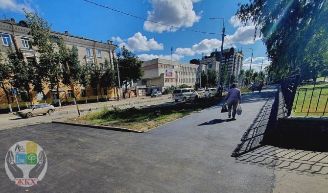 В Брянске на улице Молодой Гвардии заасфальтировали тротуары 