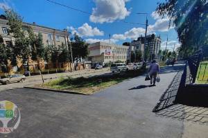 В Брянске на улице Молодой Гвардии заасфальтировали тротуары 