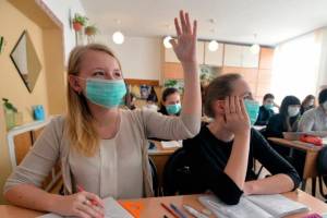 Брянским школьникам разрешили носить маски по желанию