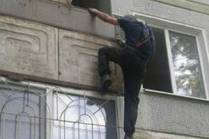 В Брянске парень залез через балкон к бывшей жене и устроил погром