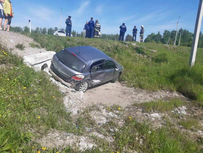 На брянской трассе водитель Opel протаранили легковушки и слетел в кювет