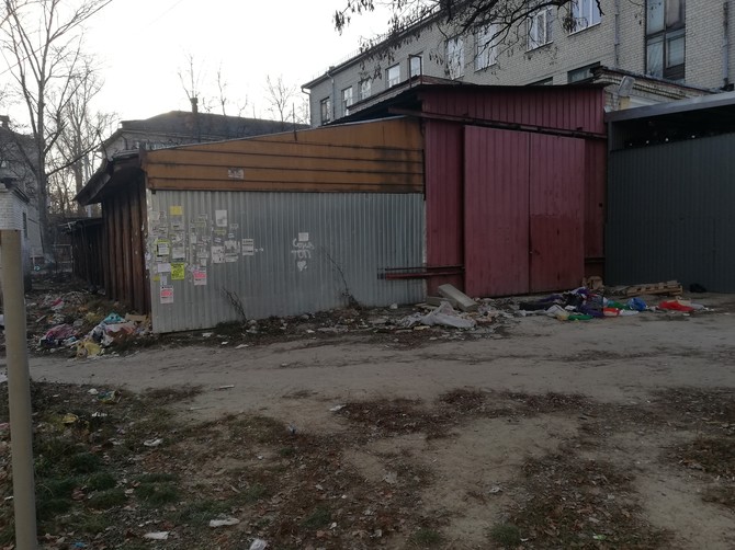 Жители Бежицы пожаловались на кучу мусора и вонь рядом с «Пятёрочкой»