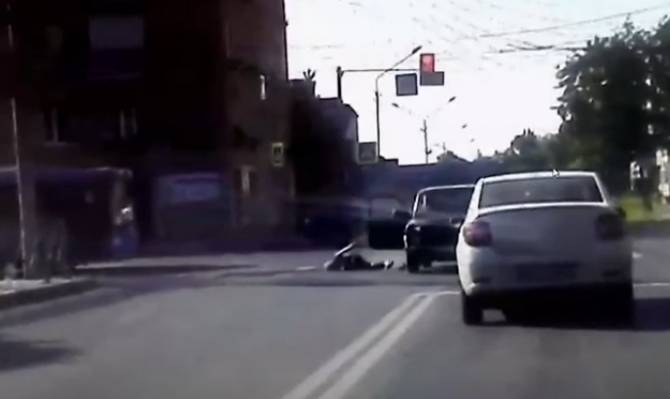 В Брянске сняли на видео выпавшую на ходу из машины пенсионерку