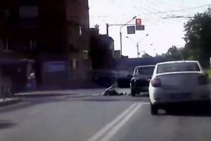 В Брянске сняли на видео выпавшую на ходу из машины пенсионерку