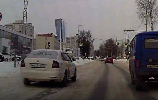 В Брянске сняли на видео лихача на такси