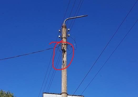 В Брянске на улице Ульянова рискует упасть аварийная электроопора