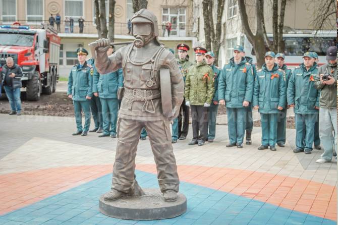 В День пожарной охраны в Брянске открыли памятник огнеборцам