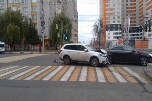 В Брянске на Дуки столкнулись иномарки: ранен 27-летний водитель