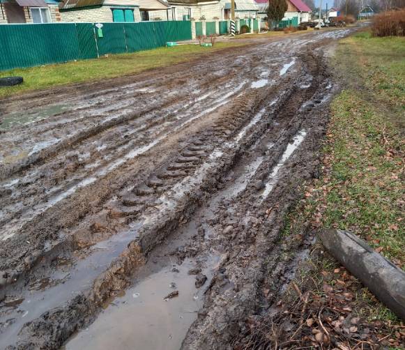 В карачевском селе дорога превратилась в грязевое месиво