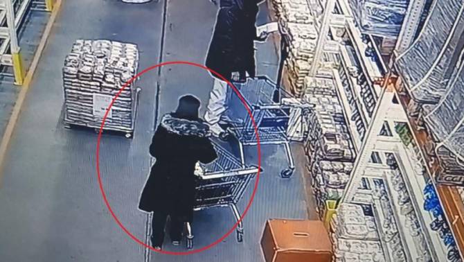 В Брянске магазинная воровка ушла в несознанку, несмотря на улики с видеокамер