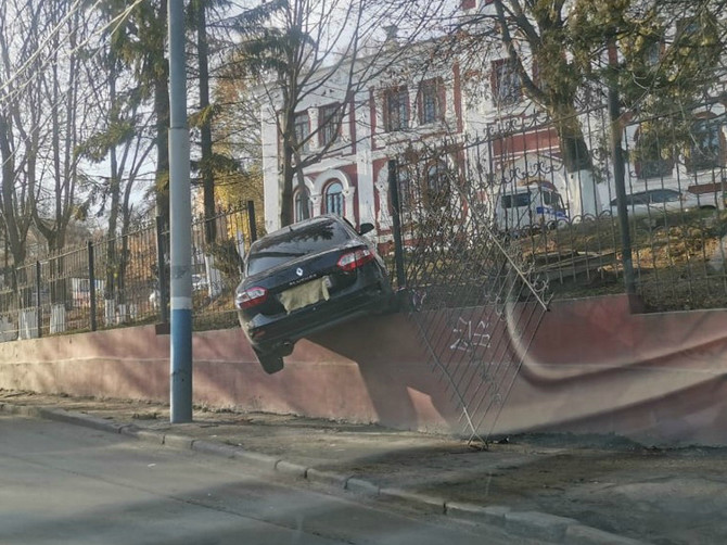 В Брянске иномарка скатилась с парковки наркодиспансера и протаранила забор
