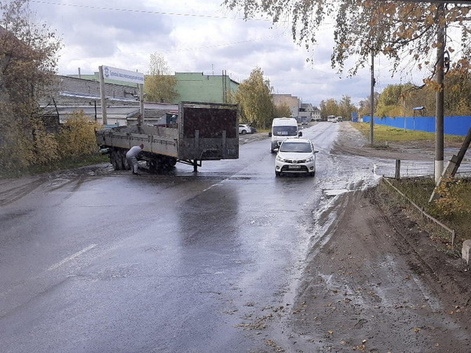 В Брянске автомобильную дорогу перегородил грузовой прицеп