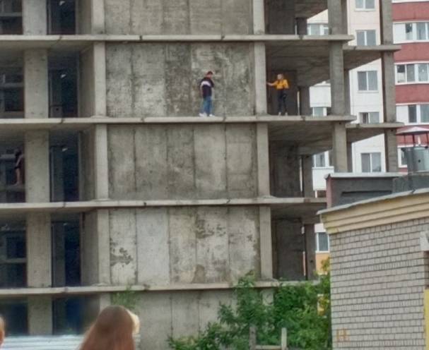 В Брянске школьники устроили опасные игры на стройке многоэтажки