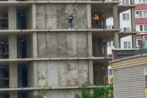 В Брянске школьники устроили опасные игры на стройке многоэтажки