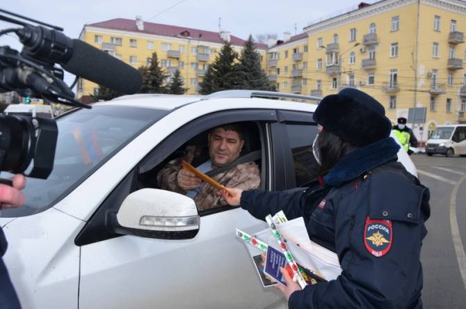 В Брянске инспекторы поздравили мужчин-водителей с наступающим праздником