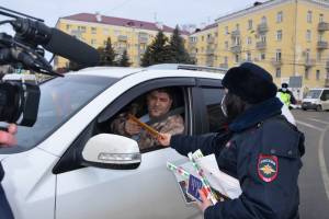 В Брянске инспекторы поздравили мужчин-водителей с наступающим праздником