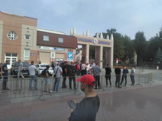 В Брянске у стадиона «Динамо» выстроилась огромная очередь