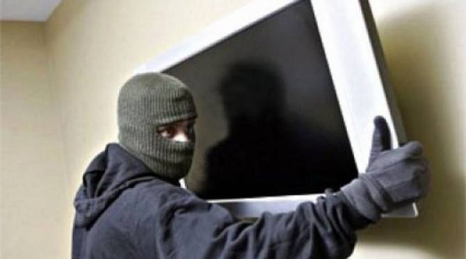 В Дятьковском районе мужчина украл у соседки телевизор