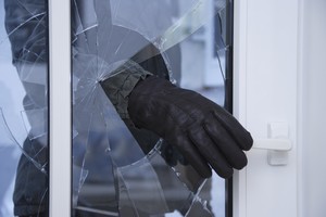В Брянске уголовник украл гаджет через разбитое окно