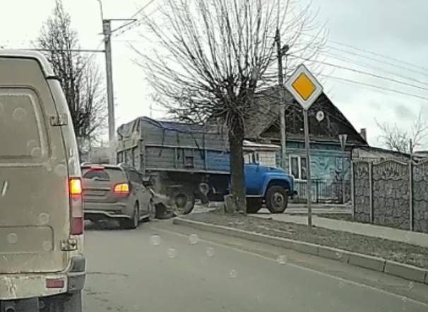 В Бежицком районе Брянска иномарка влетела в грузовик «ЗИЛ»