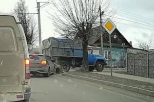 В Бежицком районе Брянска иномарка влетела в грузовик «ЗИЛ»