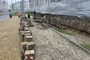 В Брянске нашли оправдание развалу тротуара на улице Горбатова