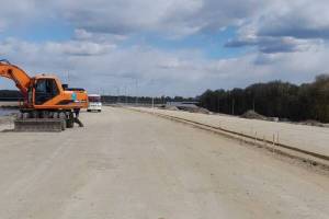 В Брянске на участке от дороги-дамбы к мосту через Десну уложили первый слой бетона