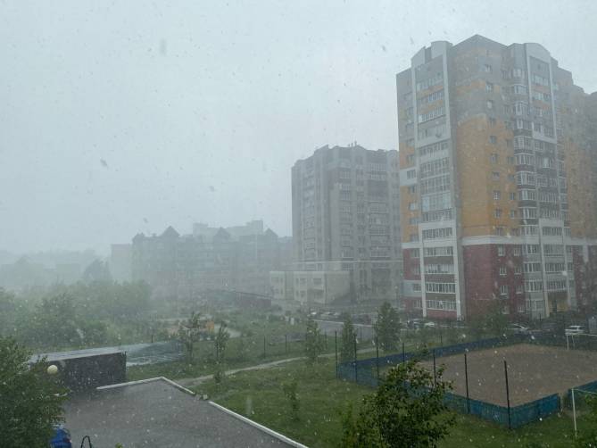 Вслед за сильным дождём на Брянск обрушился град
