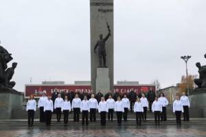 Брянские хоровики спели «Марш весёлых ребят» на площади Партизан