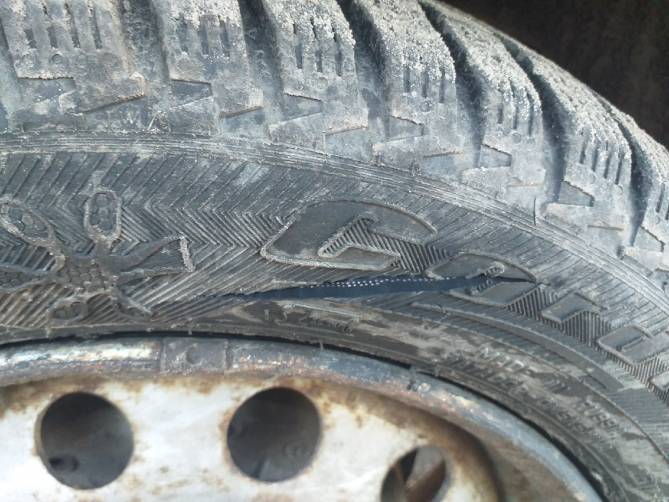 В брянском поселке Суземка порезали колеса у припаркованных машин