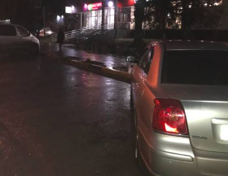 В Брянске неизвестный водитель поцарапал легковушку и скрылся