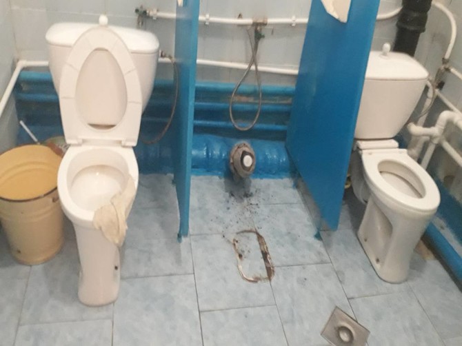 В Брянске пожаловались на разбитый туалет в детском саду «Юбилейный»